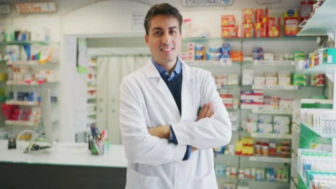 一位年轻的男药剂师顾问的肖像在一家药店的相机里微笑着。