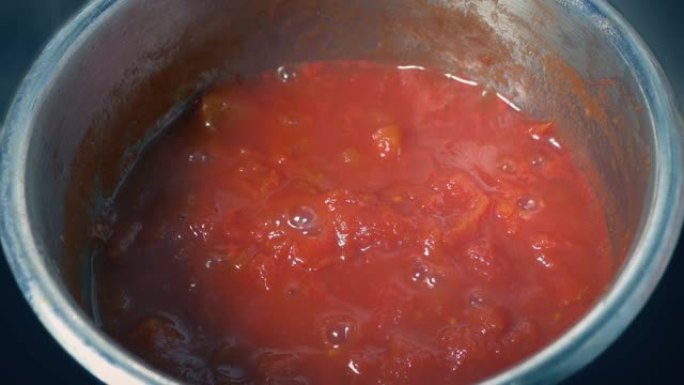 在炉子上煮的切碎的西红柿