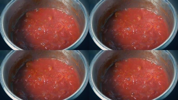 在炉子上煮的切碎的西红柿