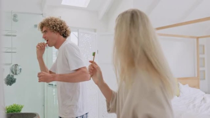 早上一起在家里的浴室里跳舞、唱歌和刷牙。清洁，牙科和有趣的男人和女人跳舞，同时在爱的房子里结伴或大笑
