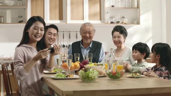 亚洲家庭一边吃饭一边自拍