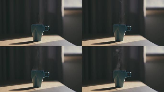 桌上的咖啡杯冒气的蓝色水杯