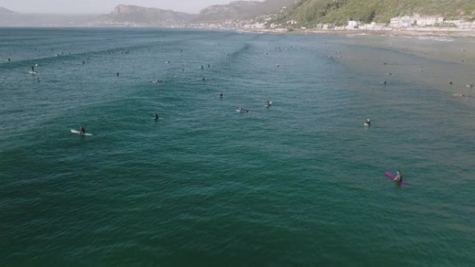 在南非开普敦的Muizenberg海滩上，空中飞越数百名冲浪者的视线