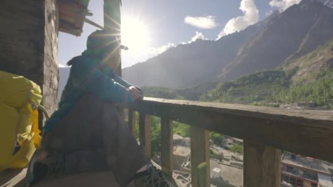 自由快乐旅行者年轻女子看着天空晴朗的令人惊叹的山脉。自然概念中的幸福。与阿尔法香奈儿。