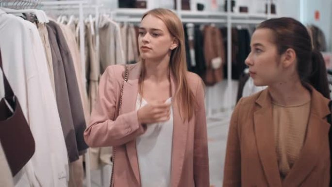 标题: 年轻女性在商店中选择衣服
