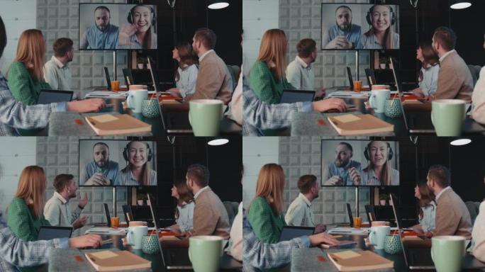一群商务人士使用投影仪进行网络会议，与现代办公室的远程合作伙伴进行视频通话慢动作