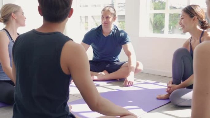 一群人谈论和分享瑜伽课