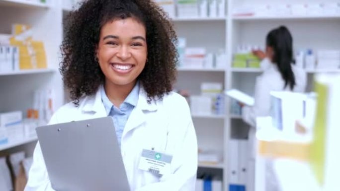 一个快乐的药剂师在化学家工作的肖像。面对一位美丽的年轻女性医护人员和药房助理，他们从盘点和分发处方药