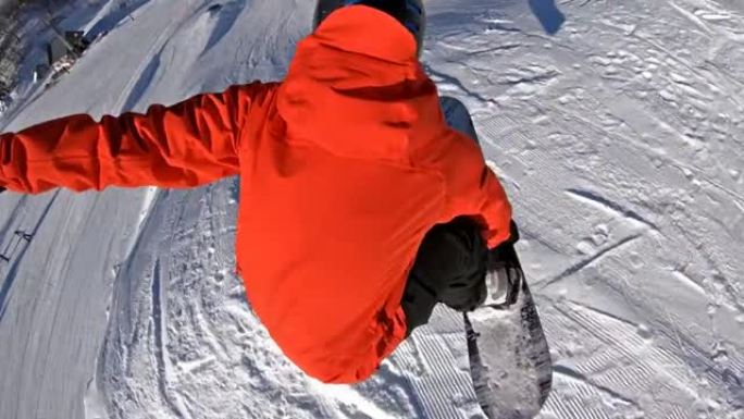 滑雪者在雪地公园表演技巧，跳跃和抓住滑雪板