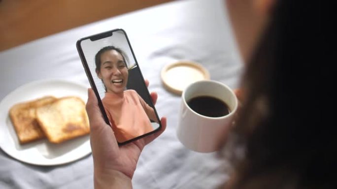 亚洲女性在智能手机上进行视频通话