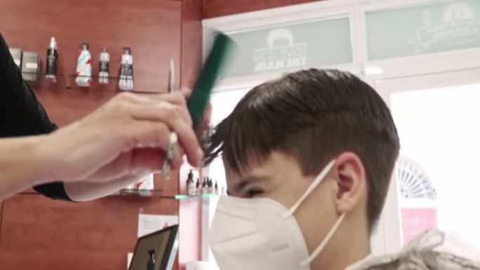十几岁的男孩在新型冠状病毒肺炎时理发的特写视频