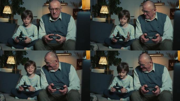 可爱的十几岁男孩孙子教快乐的60多岁祖父在家沙发上玩操纵杆的游戏机游戏。