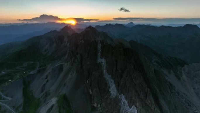 太阳从四川西部的山顶冒出来