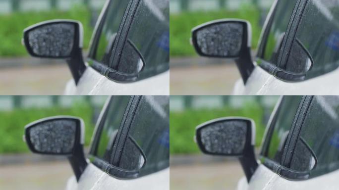 雨水落在汽车的镜子上