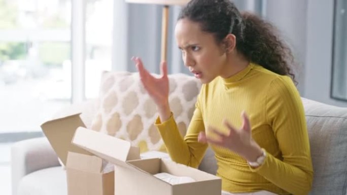 失望的年轻女子，包裹和沮丧或困惑的在线订购在家里的沙发上。愤怒，沮丧和疯狂的女性在客厅打开送货箱对客