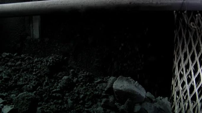 阿根廷圣克鲁斯省里奥图尔比奥煤矿内的地下岩石开采钻机。