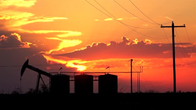 剪影: 在德克萨斯州的一个田地里，一个泵千斤顶提取原油的风景照片。