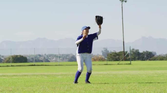 高加索女棒球选手，外野手在棒球场上跳跃接球