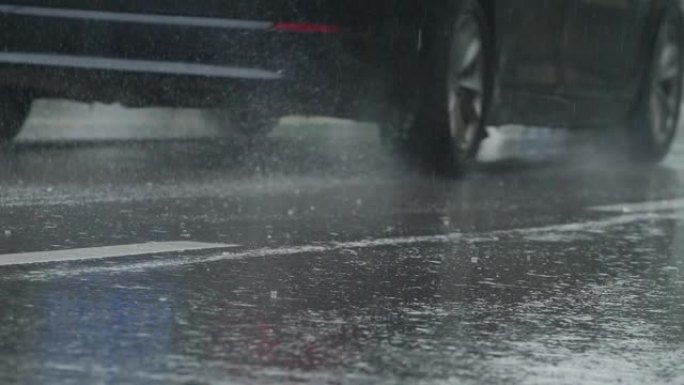 雨天在街上行驶的汽车