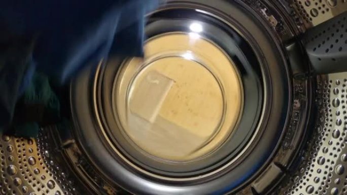POV: 周末洗衣时洗衣机滚筒内部的镜头