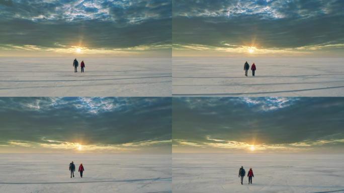 背着背包的两个人在冰冷的湖面中穿行