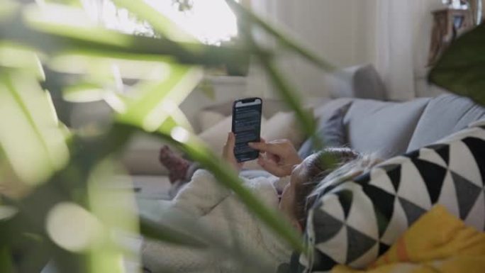 穿着浴袍上网智能手机绿屏通话购物自拍短信