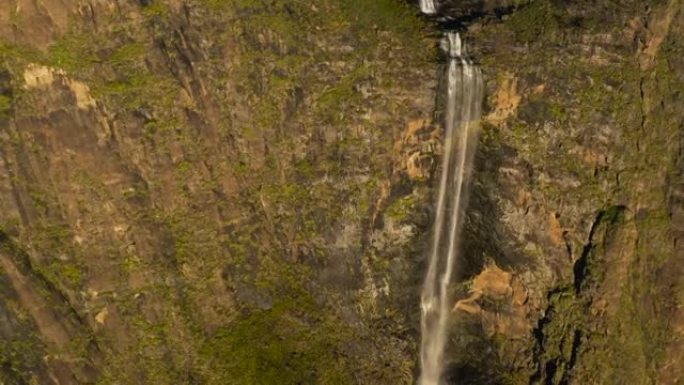 站在世界第二高瀑布、南非夸祖鲁-纳塔德拉肯斯堡壮丽美丽的图格拉瀑布顶部的游客的壮观鸟瞰图