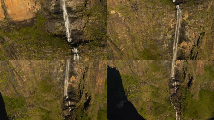 站在世界第二高瀑布、南非夸祖鲁-纳塔德拉肯斯堡壮丽美丽的图格拉瀑布顶部的游客的壮观鸟瞰图