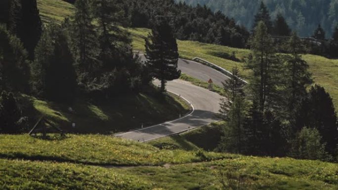 夏季山区公路上的汽车之家