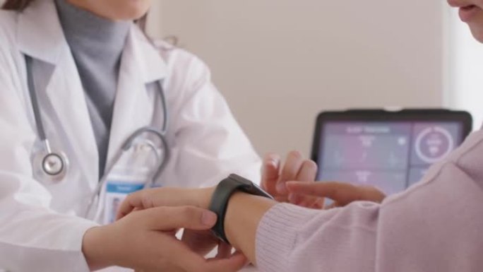 女性全科医生分享如何使用医疗配件智能手表