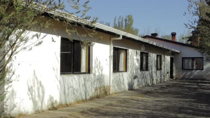在冠状病毒全球大流行期间，阿根廷一所空旷的农村学校。