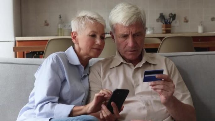 友好的老年夫妇使用电话养老卡在线购买