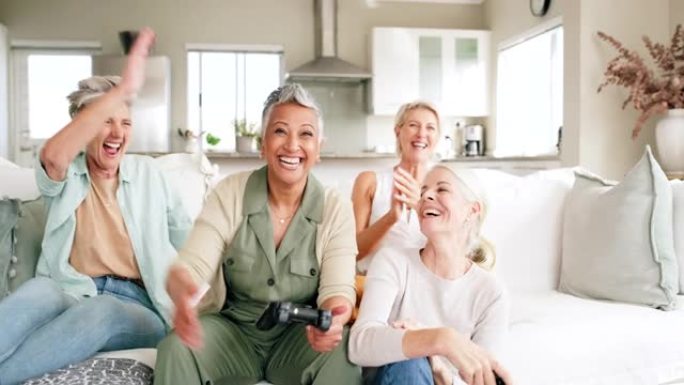 老年女性、电子游戏和朋友一起玩耍，同时在客厅的沙发上放松。快乐，庆祝和老年游戏玩家退休，在现代家庭的
