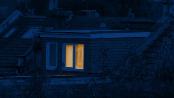 晚上在房子顶部的卧室里开着灯