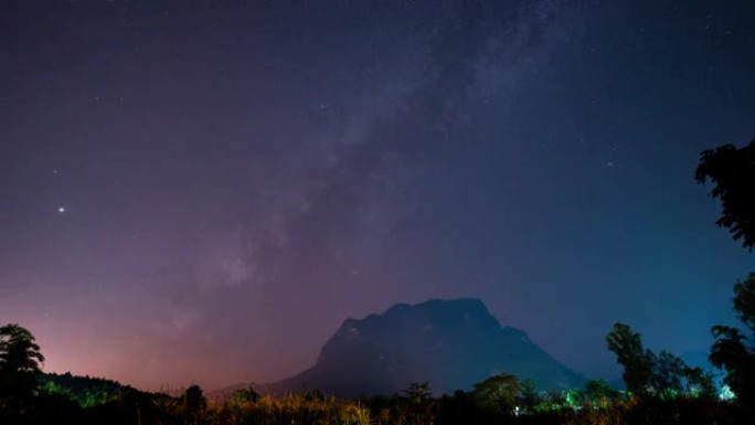银河穿越山峰 “Doi Luang Chiang Dao” 泰国的延时拍摄