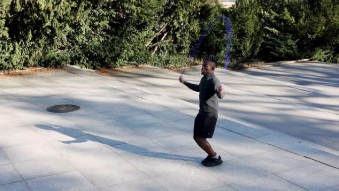 年轻人在公园用跳绳在公园锻炼