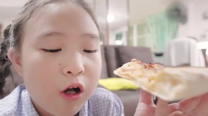 CU可爱的女孩和她的母亲喜欢在家吃披萨