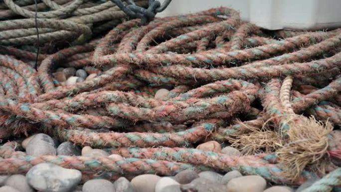 海滩上风化的渔船绳索