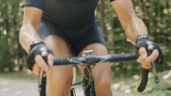 SLO MO专业自行车手骑自行车穿越森林