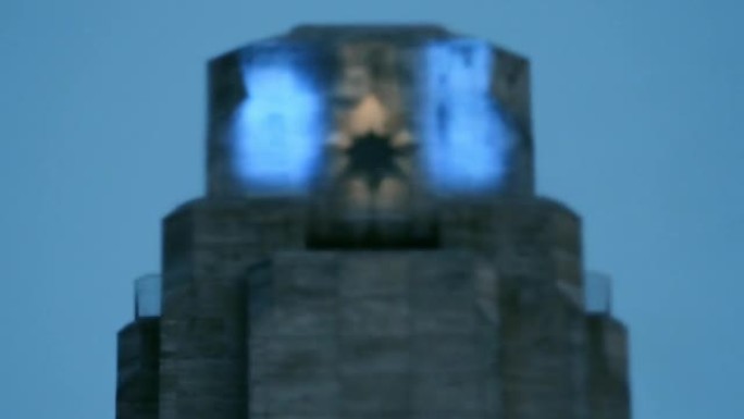 位于阿根廷罗萨里奥的国旗纪念馆的塔楼和永恒的火焰。