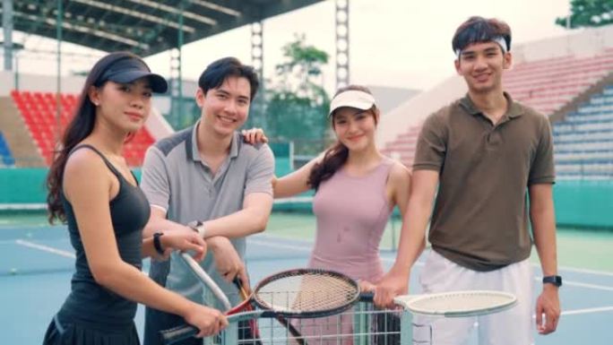年轻的友谊在网球场团聚。