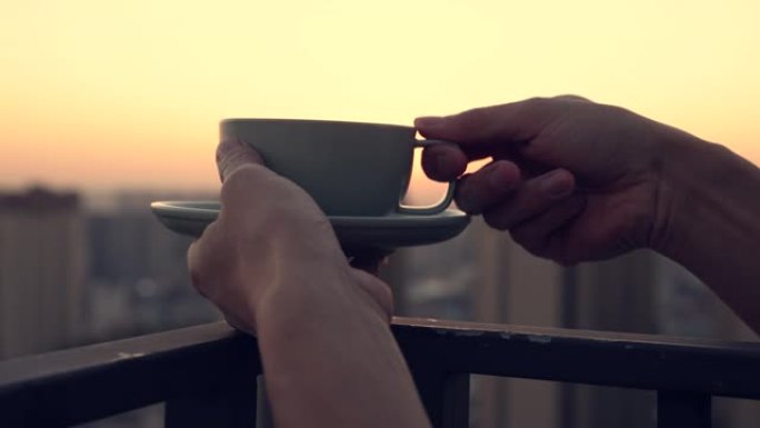 早上手捧一杯咖啡休闲生活安逸情绪端起杯子