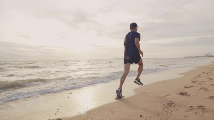 穿着慢跑的男人。日落外国慢跑运动健身奋斗