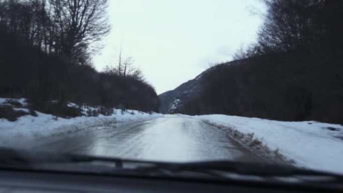 阿根廷乌斯怀亚附近火地岛一条道路上的车内视图。