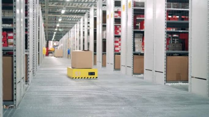 机器人正在通过仓库运送一个纸板箱