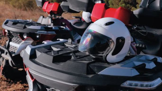 四轮摩托车全地形车越野车顶部的白色头盔