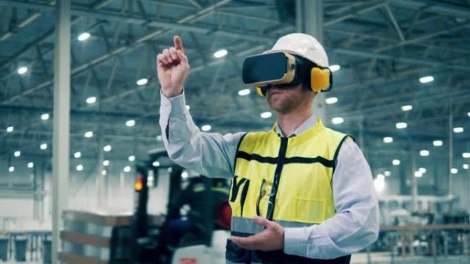 男性工程师在现代工厂使用VR眼镜