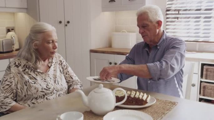 一对高级夫妇在家享用茶和蛋糕的4k视频片段