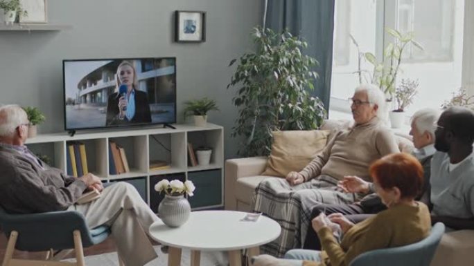 老年人在养老院观看电视新闻