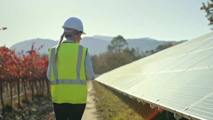 妇女，平板电脑和太阳能电池板维护农场可生物降解，未来或可持续性收获在太阳网格。太阳能，具有技术的工人